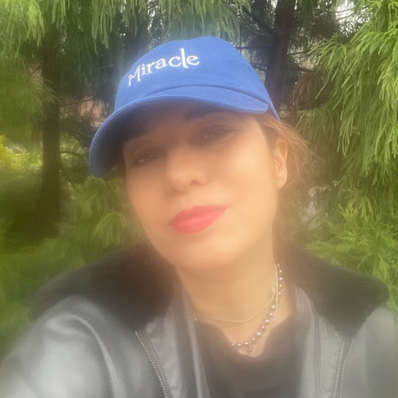 Meet your Posher, Niki - Picture 1 of 2